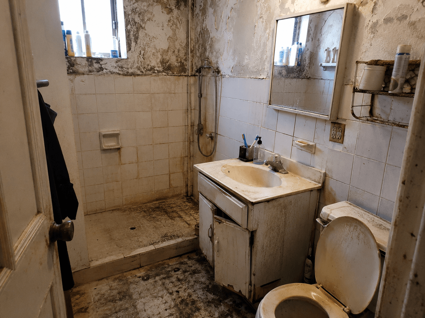 Reforma integral de baño pequeño — antes y después — antes
